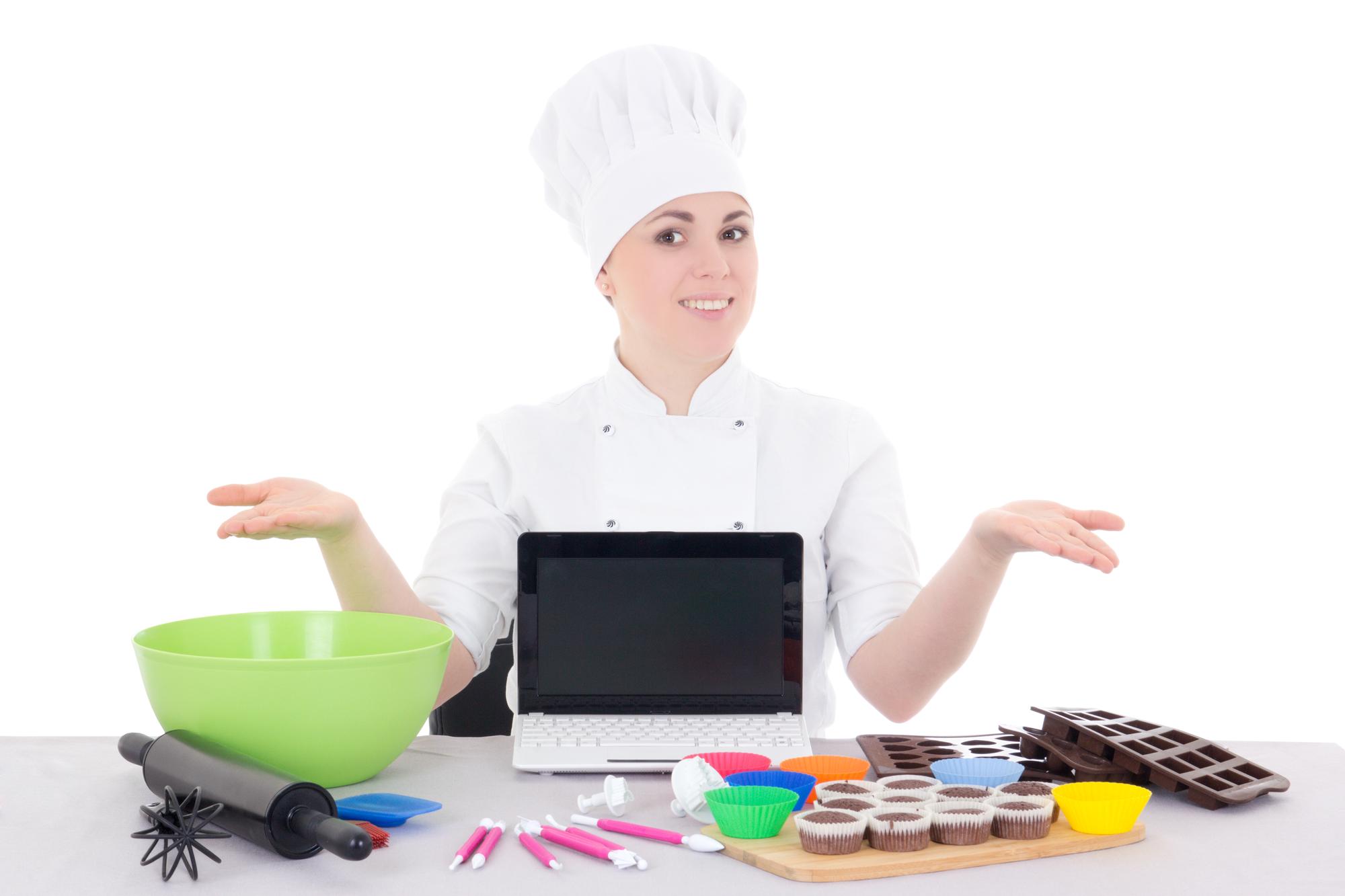 Chef che consiglia uno studente durante una lezione online